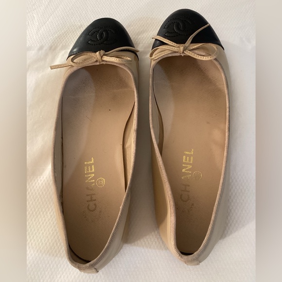 Chanel
Chanel Beige/Black Leather CC Cap Toe Bow Ballet Flats - Picture 3 of 13